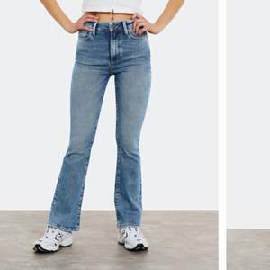 Säljer ett par oanvända flared jeans ( utsvängda ) i storlek S, funkar för M med skulle jag tro. Riktigt sköna och man får en fin form i dem 🤍
