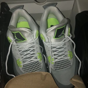 Nike Air Jordan 4 Retro SE. St.38 - Säljer ett par nästintill oanvända Nike Air Jordan 4 Retro SE, säljer för att jag har för många skor och vill inte ha dem ståendes på en hylla och bli dammiga. Kan mötas upp i Linköping annars står köparen för frakt. ej prutbart.