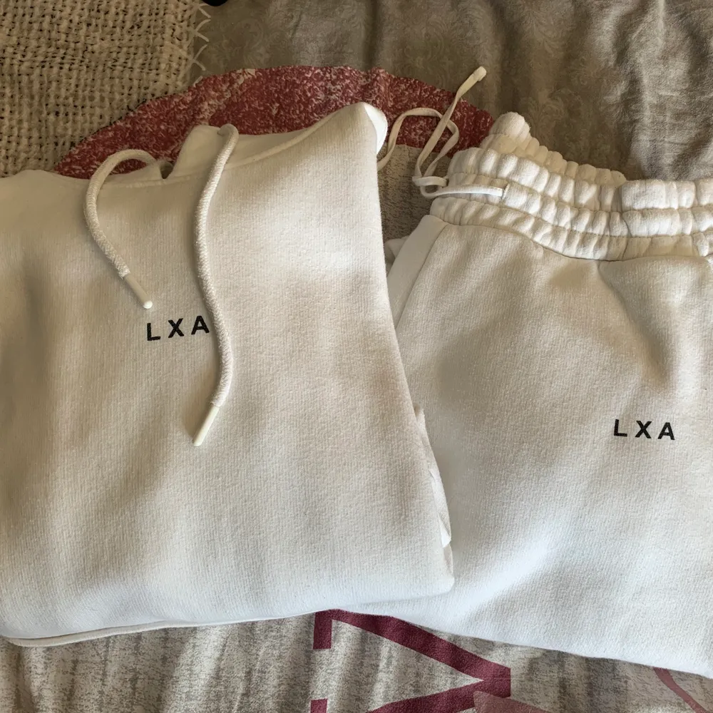 Säljer mitt vita set från LXA, byxorna är i storlek XS och hoodien är i storlek S. Nästan aldrig använt så jätte fint skick. . Hoodies.