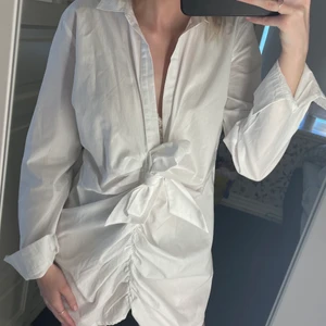 Skjortklänning - Helt oanvänd skjortklänning från nelly trend, prislappar sitter fortfarande kvar. Kan knytas på fler olika sätt dom ni ser på bilderna.
