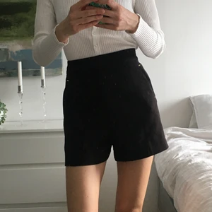 Svarta shorts med gulddetaljer - Fina och kostymshorts med gulddetaljer. Som nya 😎
