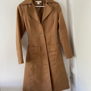 Mocka kappa - Säljer min mocka kappa då den inte använts, den är i storlek 34 men kan även användas som en 36 