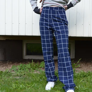 Blåa rutiga byxor - Blå rutiga byxor. Något bootcut. Stretchiga. Köpa från fashionnova. Lite noppriga på rumpan, se bild 3 