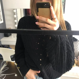 Stickad tröja  - Fin stickad tröja i mjukt material från H&M. Säljer pågrund av att jag inte fått användning av den. Köparen står för frakt, kan disskutera pris