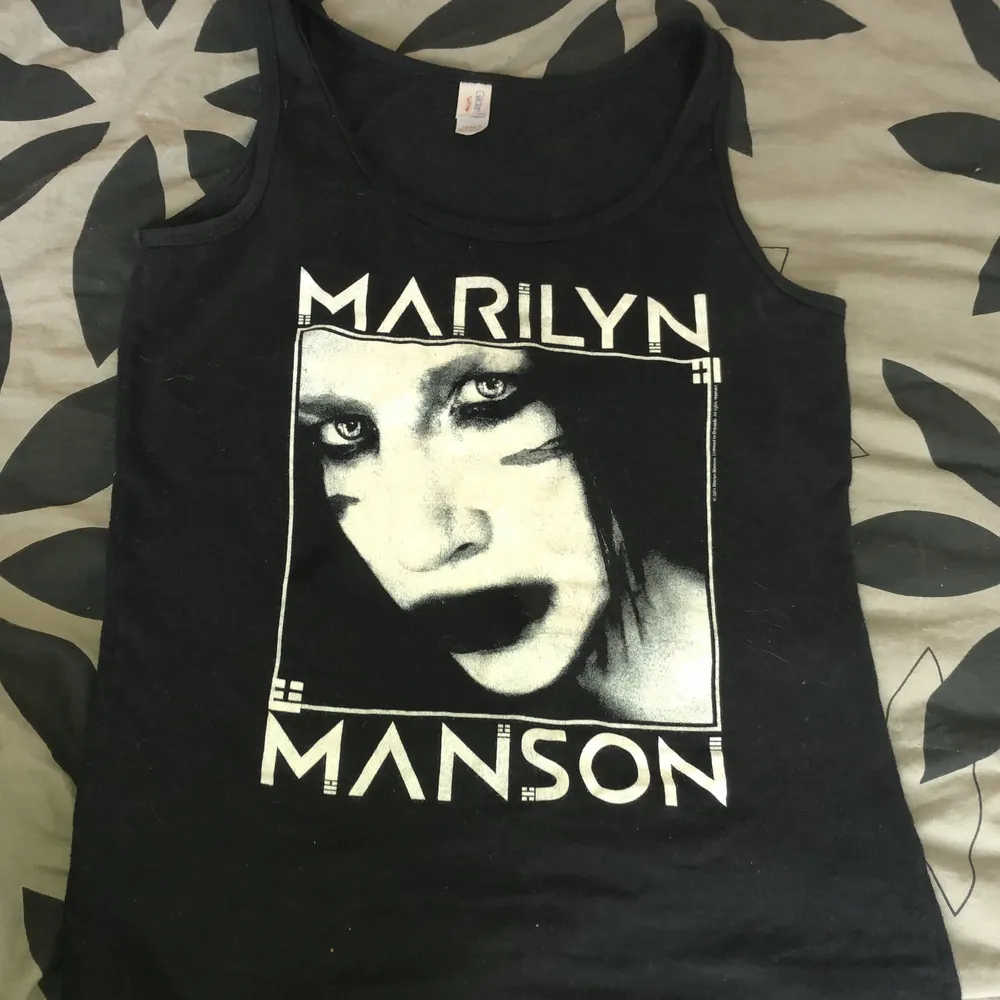  Ett Marilyn Manson linne, använd ca tre gånger! Köparen står för frakt!. Toppar.
