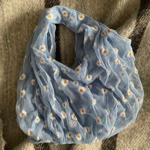 Ljusblå väska med blommor<3 - Så fin, Perf till sommaren <3