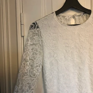 Vit Klänning med öppen rygg Gina Tricot - Så himla fin klänning i spets från Gina Tricot. Passar perfekt för skolavslutning eller till studenten. Den är i storlek medium och aldrig använd - lappen sitter kvar. Tight passform och med öppen rygg. Köparen står för frakten 🤍