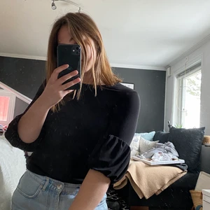 Svart topp från Stockh LM - Svart topp med söta detaljer från Stockh LM i strl XS. Skulle säga att den även passar en S