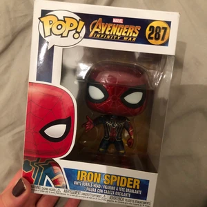 spiderman funko pop - den har typ aldrig varit utanför kartongen, både figuren och kartongen är som helt nya!! säljer i hopp om att den kan göra någon annan glad, då den inte riktigt ”används” av mig :)) ‼️frakten ingår i priset, om man hellre möts upp blir priset 150kr‼️