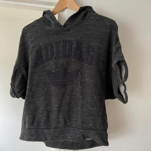 Adidas T-shirt med luva  - Lite oversize och annorlunda T-shirt med luva från adidas. Fint skick! Kan fraktas med postnord skicka lätt 