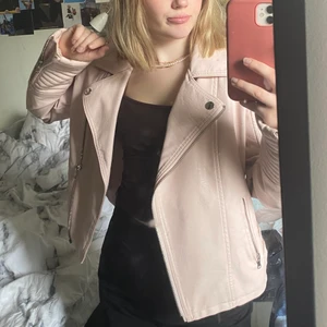 Rosa skinnjacka - Jag står för frakt! Jackan är köpt i London för ett par år sedan och är i väldigt bra skick då jag endast använt den ett fåtal gånger, den är kort i modellen och passar någon som har Xs/S skulle jag säga, buda gärna!!