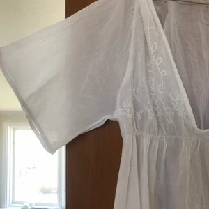 Vit blus - Super härlig vit blus med lite spets detaljer🌸 strl S/M, köpt här på plick men kommer inte till användning. Super härlig till sommaren🌞