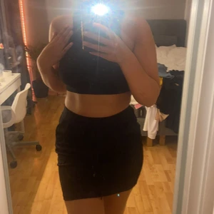 Kostym kjol - Säljer min fina svarta kjol som är kostymaktig, den är i storlek xs men är väldigt stretchig, använd en gång så den är dom ny, väldigt skön och sitter fint, köparen står för frakt