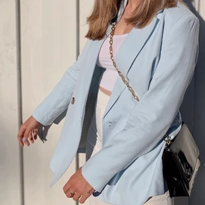 Oversized blå kavaj - Ljusblå kavaj. Storlek 40 men passar mig som vanligtvis har 36 men sitter oversized. Jättefin men kommer inte till användning så mycket så därför säljer jag den