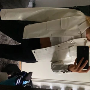 Beige jacka från Nelly - Säljer nu min helt nya jacka från Nelly som tyvärr aldrig kommit till användning. Lite glansigt i materialet! Storlek 34🤍köparen står för frakt.