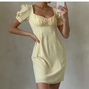 Säljer denna gula klänningen från Nakd i storlek 34. Den är tyvärr för liten för mig så därför säljer jag den! Helt oanvänd endast testad och prislapp sitter kvar! Obs lånade bilder och frakt tillkommer!💕