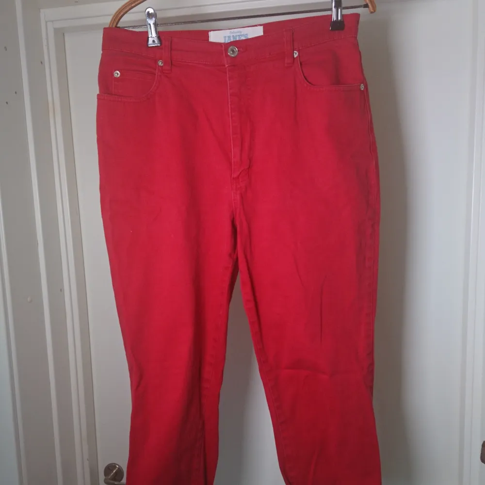 Superfina röda jeans med uppvikta benslut. Skriv om du vill ha mått eller undrar något annat🌹. Jeans & Byxor.