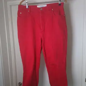Superfina röda jeans med uppvikta benslut. Skriv om du vill ha mått eller undrar något annat🌹