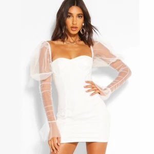 STUDENTKLÄNNING - köpte denna på boohoo men den passade tyvärr inte. Slutsåld på sidan. Strl 34 (pris kan diskuteras vid snabb affär) 