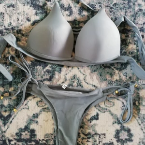 Bikini strl. M - Oanvänd militär grön bikini med knytning. 