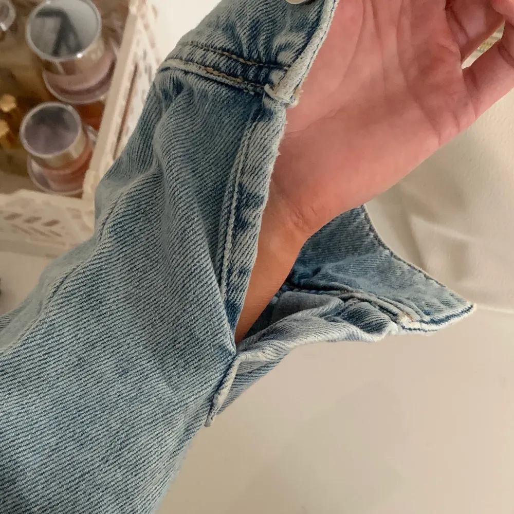 Snygg jeansskjorta från Gina Tricot❤️ Betalsätt: swish. Skjortor.