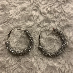 Örehänge  - Glittrig örehänger i bra skick! Använda bara en gång🤍 10kr+ frakt 💗