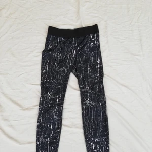 H&M marmorerade träningstights strl S - Säljer träningstights från H&M i strl S. Byxorna är i fint skick och går till ankeln. De har även som man ser i andra bilden en liten ficka på baksidan. 