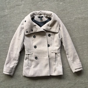 Vår kappa  - Vår kappa, (passar perfekt för hösten). Säljer för den används inte. Har ett hål i fickan, men inte så stor. Är i bra skick. Skriv för mer frågor.🎀