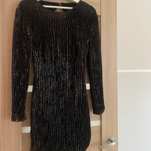 Glittrig klänning - Super snygg paljett klänning från Nelly storlek 40, sjukt snyggt med öppen rygg☺️☺️