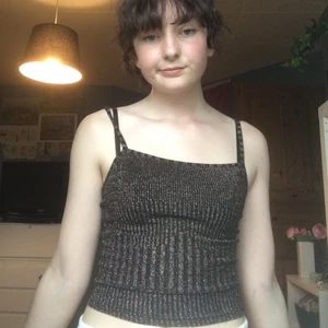 Glitter linne - Svart glitter linne med många olika färger av glitter! Säljer detta linnet eftersom det är inte min stil längre! Har använt den en gång. Man får betala frakten själv<3