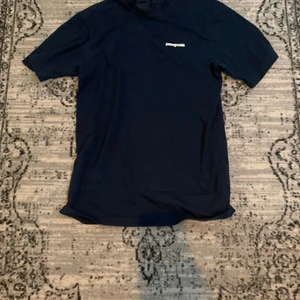 Patagonia tröja - Mörkblå patagonia T-shirt även med tryck på baksidan. Köpt på junkyard för ett drygt år sedan. 🌄💿