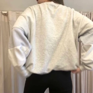 Sweatshirt  - Säljer denna sweatshirt i oversized modell från Pull&Bear. Skulle säga att den passar en XS-M beroende på önskad passform. Kontakta för fler bilder. Står ej för frakten💞