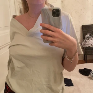 T shirt - Skön t shirt från cos! Mintgröna i färgen, kan skicka fler bilder på färg i dagsljus:) xs men passar upp till M☺️