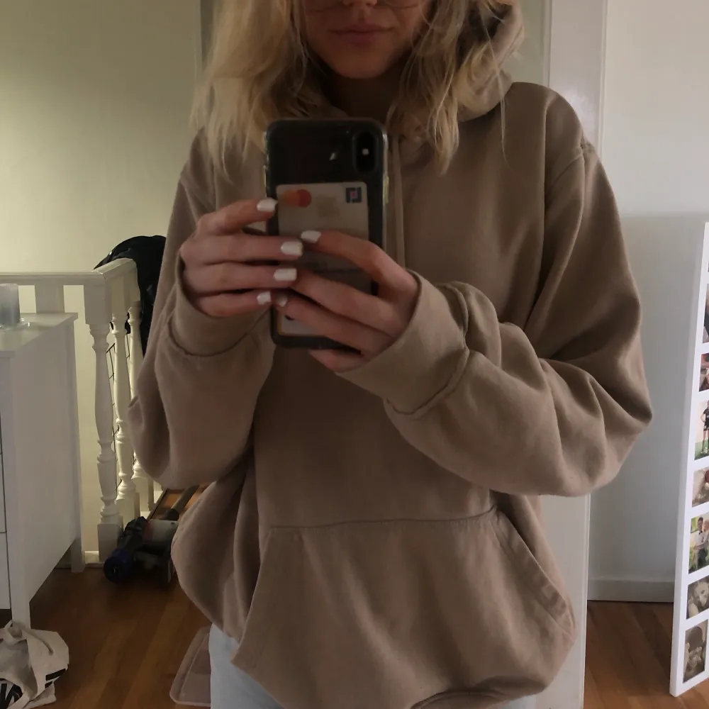 Säljer denna beiga hoodie från H&M i storlek M! Nypris  199kr, säljer för 100kr! Kan skickas om köparen står för frakten!! Tvättar självklart alltid kläderna innan jag skickar dom!!💘💘. Hoodies.