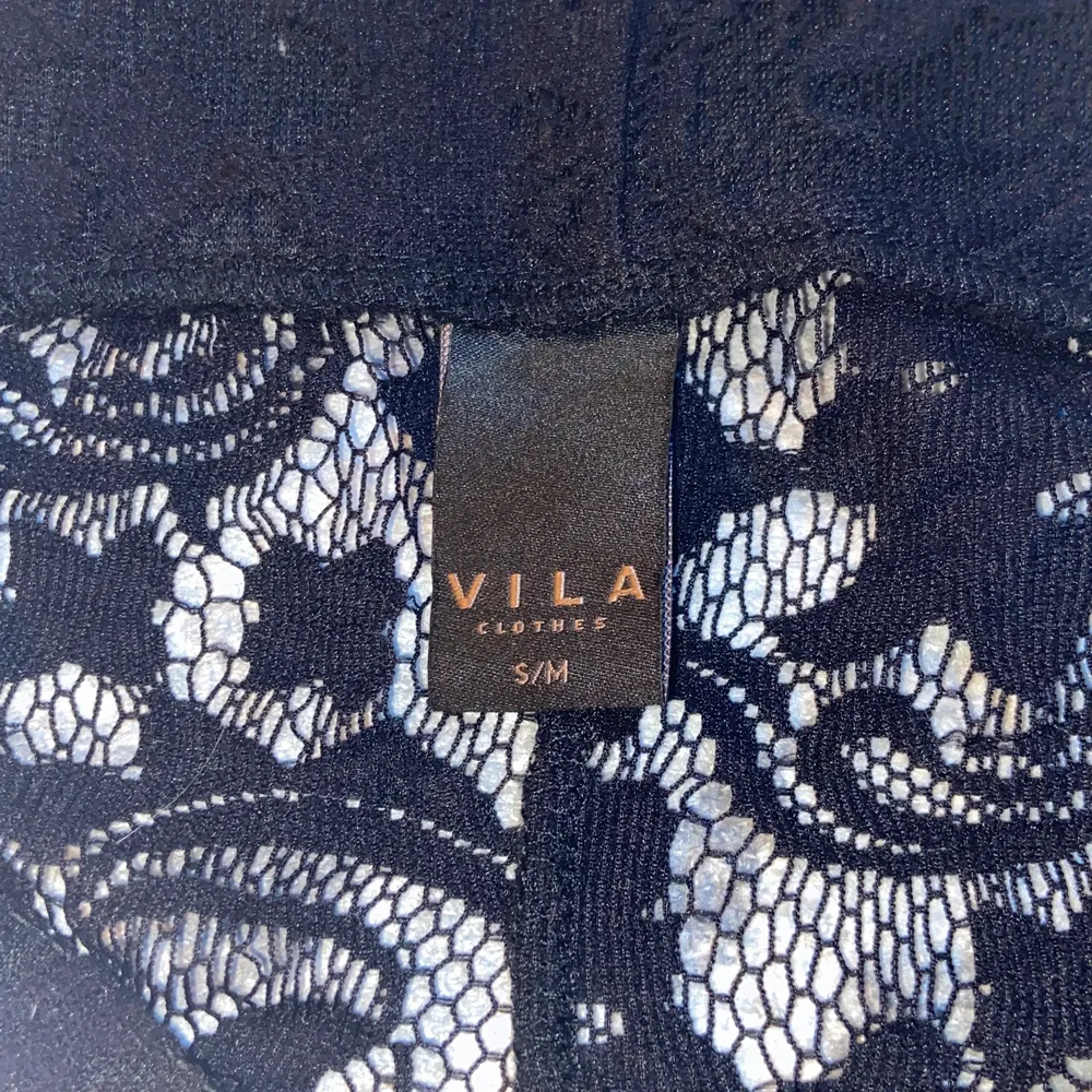 Jätte fina byxor fårn VILA clothes💕 Storleken ligger i S/M men passar även XS. Oanvända och i väldigt fint skick! Jätte sköna byxor som passar allting! Säljer pågrund av att det inte riktigt är min stil💕. Övrigt.