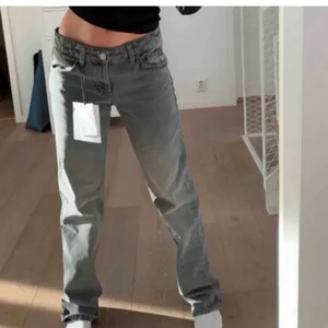 Zara jeans  - Säljer mina as snygga zara jeans (lågmidjade) , första bilden är lånad💕 storlek 36 köparen står för frakt (buda från 350)BUDA BARA OM DU ÄR SÄGER ATT DU SKA KÖPA!!