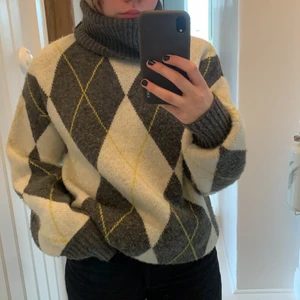 Stickad klänning - Stickad klänning som även kan användas som lite större tröja, jättegosig och varm. Använd ca 2 ggr 💕