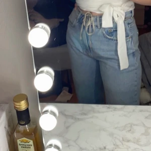 Gina Tricot mom jeans storlek 36  - Dom är i väldigt bra skick har använt dom typ 3 gånger, dock är det en fläck på baksidan nere vid benet men det syns inte. 