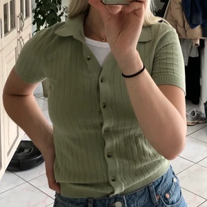 Jättefin tröja från & Other stories - Jättefin tröja från & Other stories i pistage-grön färg. Nyskick