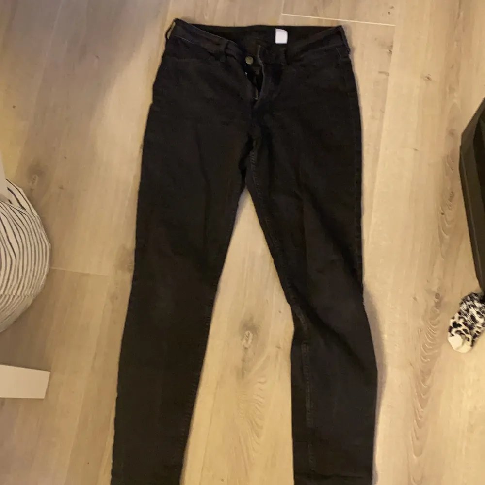 Säljer ett par förstora svarta jeans, väldigt fina men som sagt förstora:). Jeans & Byxor.