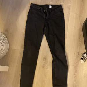 Säljer ett par förstora svarta jeans, väldigt fina men som sagt förstora:)