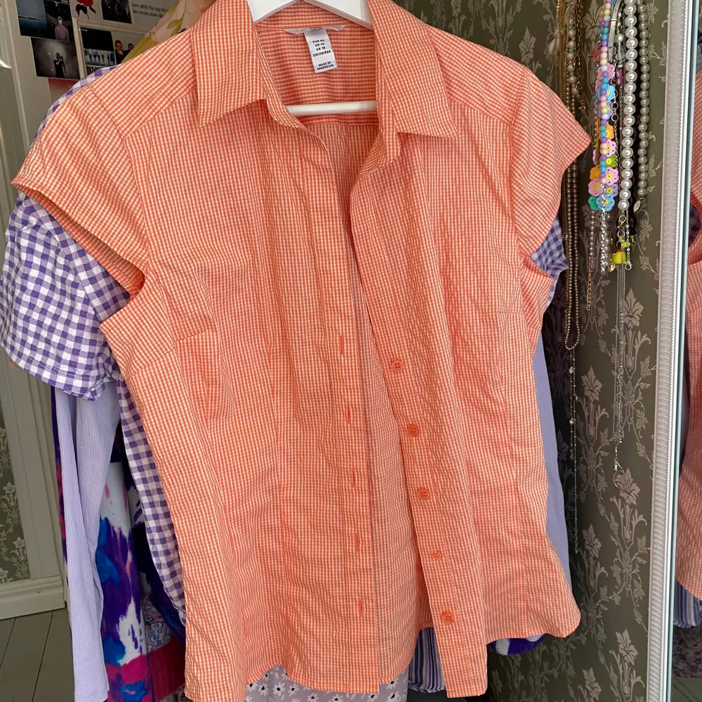 Fin skjorta jag köpte på myrorna. Skulle säga att storleken är en S och inte strl 40. Äääääälskar den orangea färgen på den men tyvärr sitter inte modellen fint på mig. Frakt tillkommer ❣️. Skjortor.