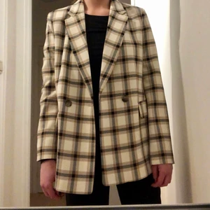 Blazer - En ny blazer med prislappen på. Jättefin nu till våren och till sommaren. Jag har inte haft användning för den så därför säljer jag den. Passar storlekar 34-40 om man vill ha den oversized. Skriv gärna om du vill veta mer! 