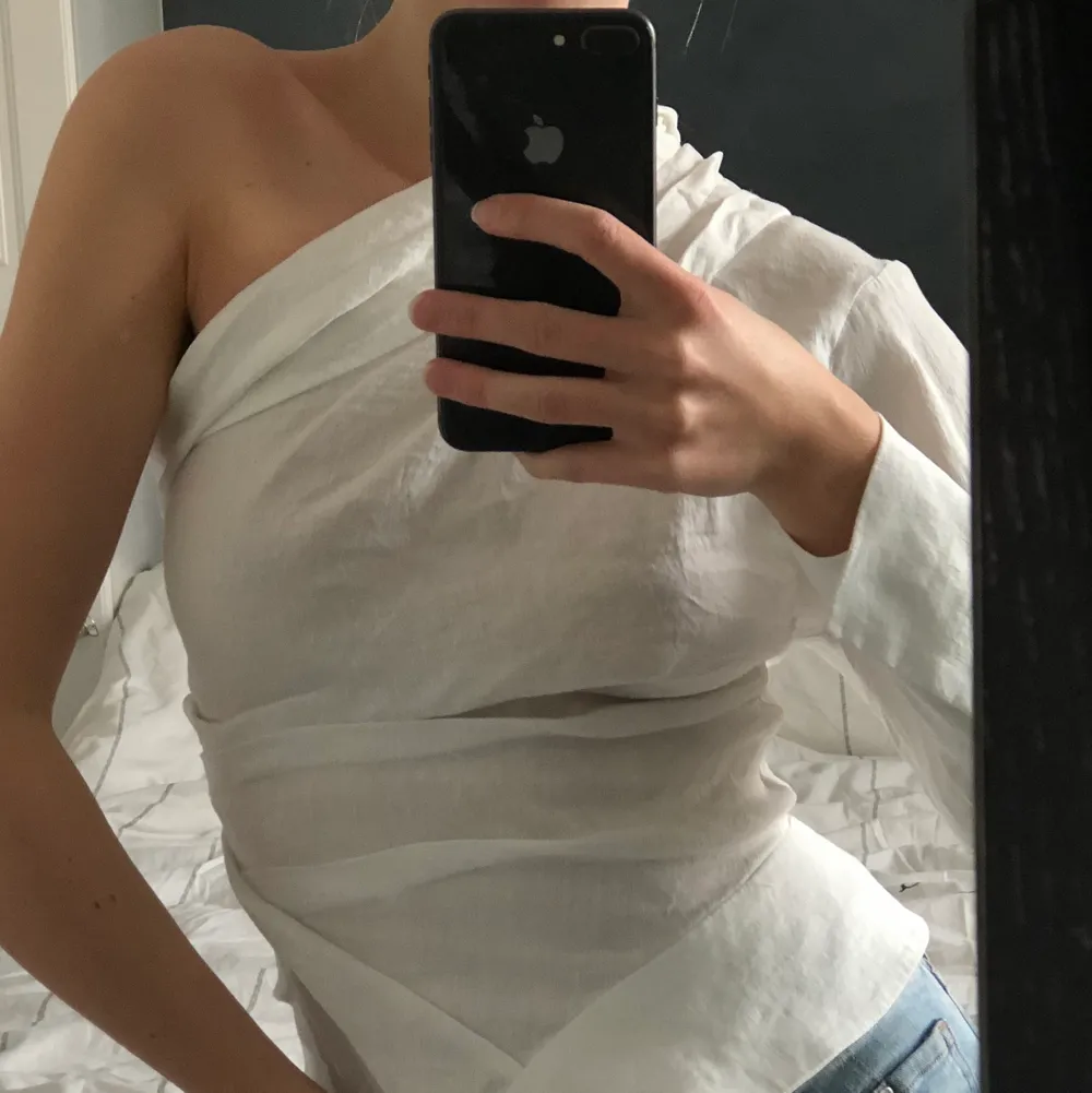 Jätte fin vit one shoulder blus från zara i storlek xs. Pm för fler bilder❣️. Blusar.