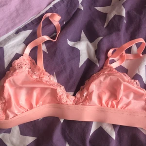 Bh - Från Hunkemoller, endast testad! Den var tyvärr för liten för mig. Väldigt fin och somrig färg!