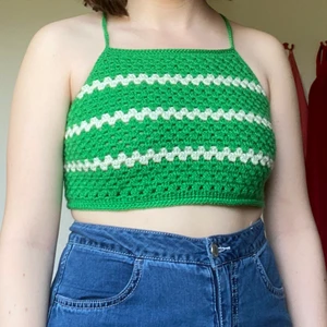 Kort virkad grön topp - Kort grön topp virkad av mig! Kan funka för flera storlekar eftersom det går att reglera i ryggen. Visas på en M. Hör av dig vid frågor och kolla gärna in mina andra annonser! 💓💓💓