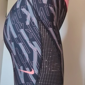 Träningstights Nike - Träningstights jag köpte som tyvärr var för små. Det står strl M men de sitter som XS-S! 