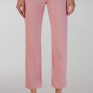 Superfina rosa jeans från Arket. W: 26, längd: Croppade för att passa mig, jag är 165cm. Felfritt skick 🌸