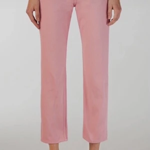 Jeans Arket  - Superfina rosa jeans från Arket. W: 26, längd: Croppade för att passa mig, jag är 165cm. Felfritt skick 🌸