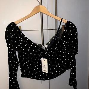 LINN AHLBORG x NAKD blus  - Blus från Linn Ahlborgs x NAKD. OBS! Bild på Linn med blusen! Har fortfarande prislappen på då blusen är lite för stor!